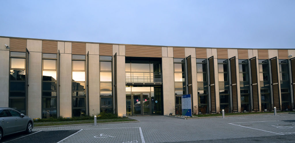 Extérieur du bâtiment dans lequel se trouve les locaux de Midway Communication