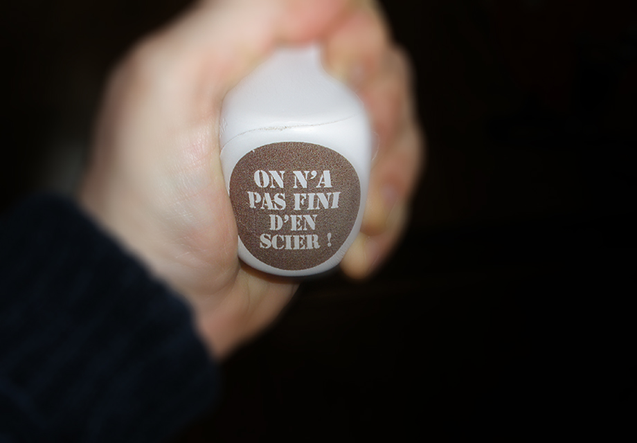 Réalisation d'un flocage sur une balle anti-stress pour Hunsinger dans le but de leur stratégie de communication corporate