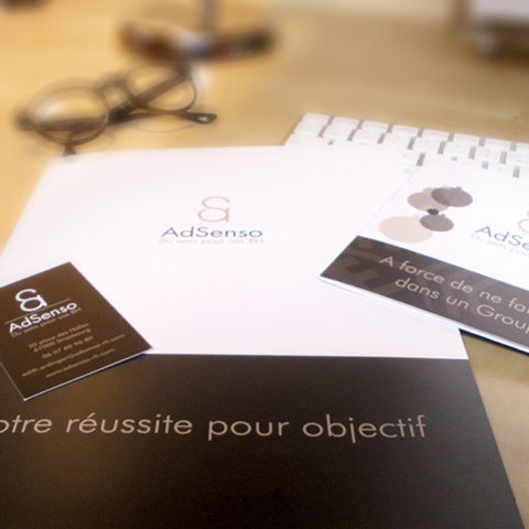 Réalisation d'une plaquette, des cartes de visite et des cartes de voeux pour AdSenso pour leur communication corporate